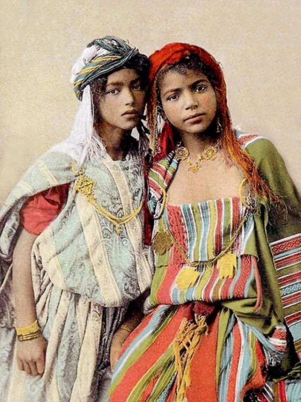 Young Algerian Girls (Via: boredpanda.com)