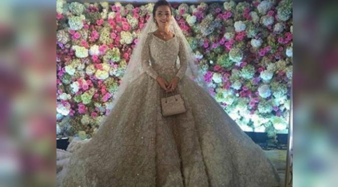 Gaun mewah yang dikenakan mempelai perempuan (Foto: Instagram _wedding_world). 