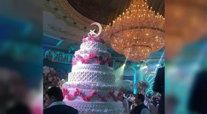 Kue pengantin mewah yang bersusun hingga 8 tingkat (Foto: Instagram masusenkie__girls_888).