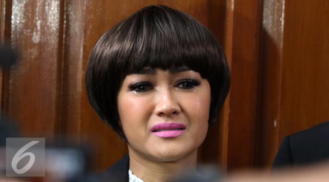 Julia Perez menangis usai menjalani sidang cerai perdana dengan Gaston Castano di Pengadilan Negeri Jakarta Selatan, Rabu (30/3/2016). [Foto: Herman Zakharia/Liputan6.com]