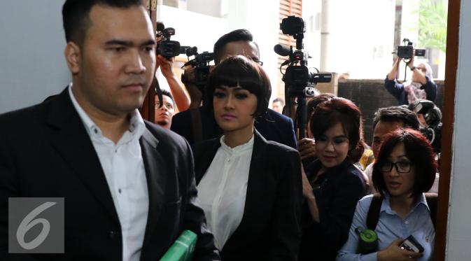 Julia Perez menjalani sidang cerai perdana dengan Gaston Castano di Pengadilan Negeri Jakarta Selatan, Rabu (30/3/2016). [Foto: Herman Zakharia/Liputan6.com]