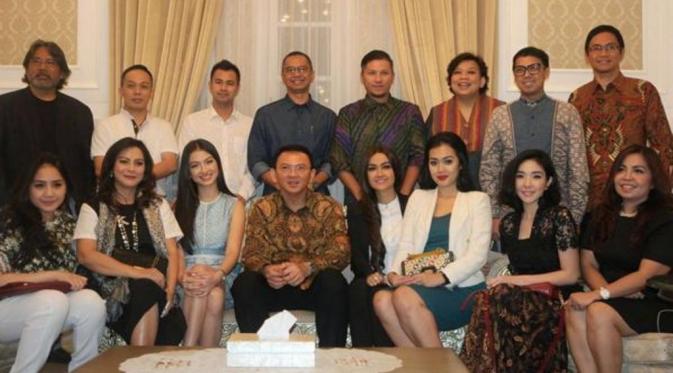 Ramai-ramai sejumlah selebritas mengunjungi Ahok di Rumah Dinas Gubernur DKI Jakarta [foto: instagram/juliaperrezz]