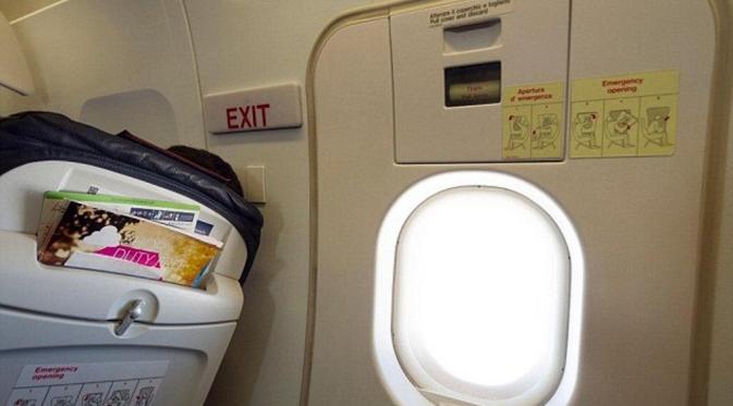 Baru pertama kali naik pesawat, penumpang ini buka pintu darurat karena mengira sebagai pintu toilet.