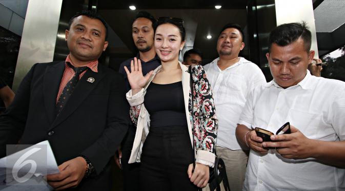 Pedangdut Zaskia Gotik saat tiba di Polda Metro Jaya untuk menjalani pemeriksaan, Jakarta, Rabu (30/3/2016).  Zaskia memilih berkirim surat kepada Jokowi untuk menyampaikan permintaan maaf. (Liputan6.com/Immanuel Antonius)