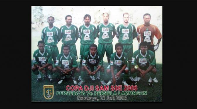 Sugiantoro (jongkok paling kanan) saat memperkuat Persebaya pada Copa Dji Sam Soe 2006. (Bola.com/Istimewa/Fahrizal Arnas)