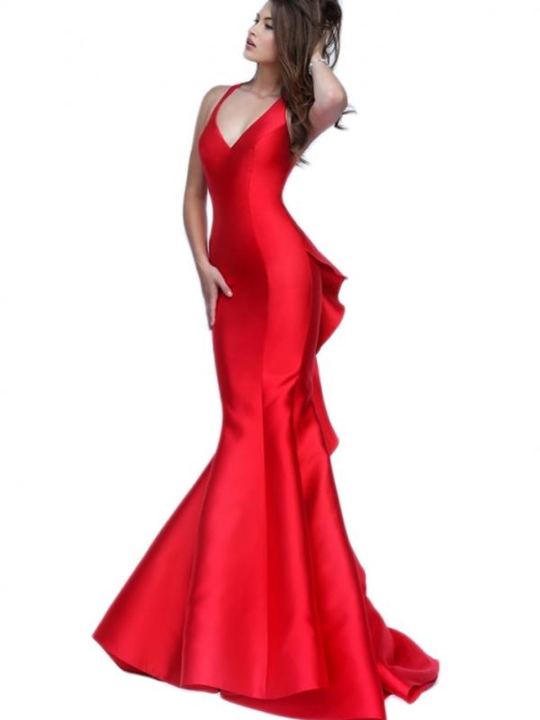 Gown merah tampak memukau. (via: bchicfashions.com)