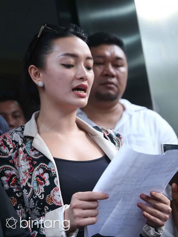 Zaskia Gotik menyebut hari kemerdekaan Indonesia jatuh pada tanggal 32 Agustus dan menulis lambang negara pada sila kelima yaitu Bebek Nungging. (Nurwahyunan/Bintang.com)