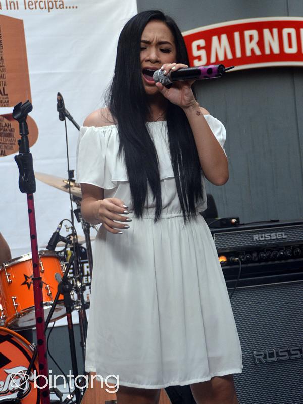 Sang vokalis Cokelat, Jackline di perilisan album '#Like!'. (Deki Prayoga/Bintang.com)
