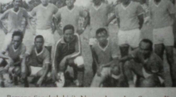 Ramang (kiri bawah), salah satu striker terbaik yang dimiliki Indonesia dan PSM. (Bola.com/Dok. Pribadi/Abdi Satria)