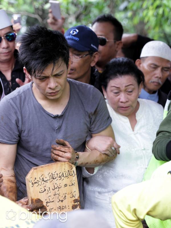 Proses pemakaman kepergian mendiang ayahanda Ariel NOAH, Nazmul Irphan di TPU Ujung Berung, Jawa Barat. (30/03/16). (Adrian Putra/Bintang.com)
