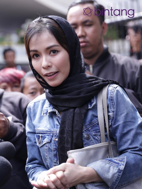 Metha Yunatria, istri Uki terlihat hadir mewakili suaminya yang masih di Malang. (Adrian Putra/Bintang.com)