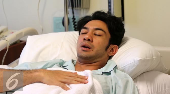 Reza Rahadian terbaring lemah di rumah sakit karena sakit tifus. [Foto: Herman Zakharia/Liputan6.com]