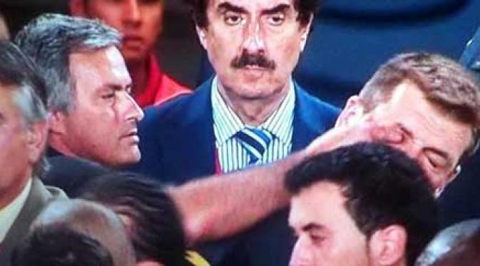 Insiden cungkil mata yang dilakukan pelatih Real Madrid Jose Mourinho (kiri) terhadap coach Barcelona Tito Vilanova di pengujung leg kedua Piala Super Spanyol di Nou Camp, 17 Agustus 2011.