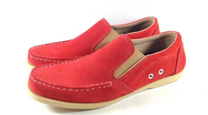 Sepatu semi formal merah. (via: istimewa)