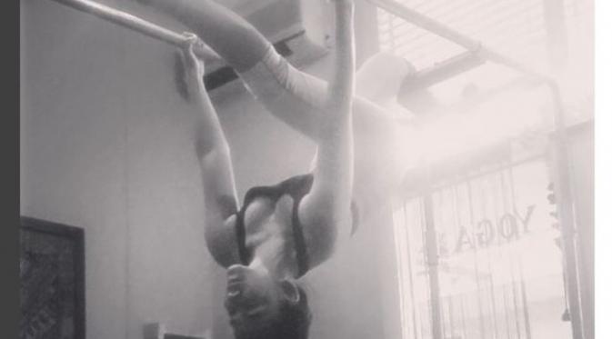 Dalam foto terbaru di akun Instagram, Nova Eliza memperlihatkan usahanya dalam membentuk tubuh lewat pilates. (Foto: Instagram nova_elz)