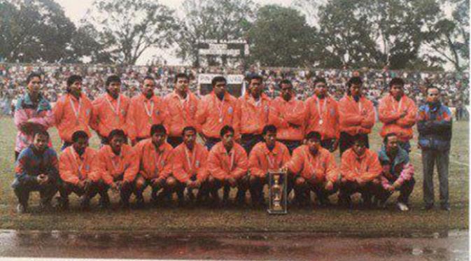 Singgih Pitono (berdiri dua dari kiri) bersama rekan setim saat Arema menjuarai kompetisi 1992-1993. (Bola.com/Istimewa/Iwan Setiawan)
