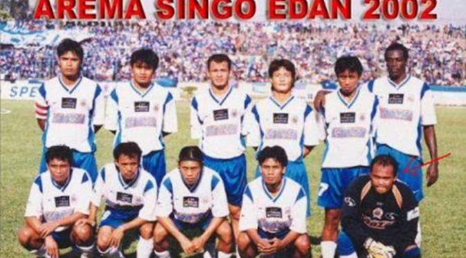 Kuncoro (jongkok paling kanan) bersama Arema saat di Stadion Siliwangi, Bandung, pada 2002. (Bola.com/Istimewa/Iwan Setiawan)