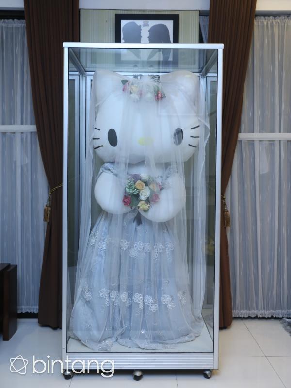 Boneka Hello Kitty yang merupakan kado pernikahan. (Nurwahyunan/Bintang.com)