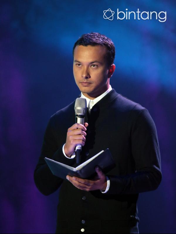 Pemeran Rangga dalam Film AADC, Nicolas Saputra membaca puisi dengan iringan Anto Hoed Orchestra. (Adrian Putra/Bintang.com)