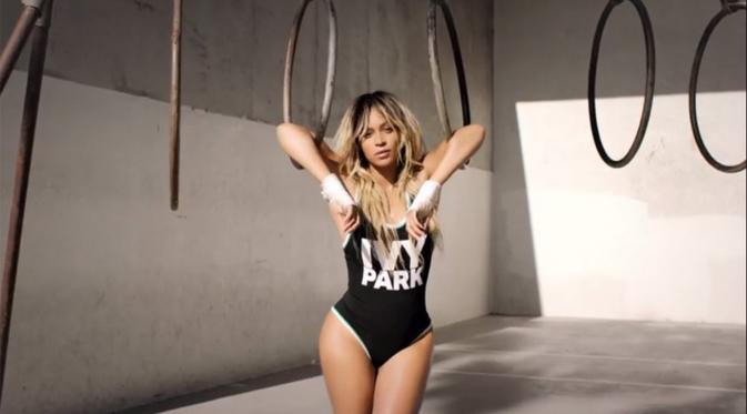 Beyonce Pamer Bokong Lewat Baju Renang Seksi Terbarunya