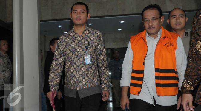 Direktur Keuangan PT Brantas Abipraya, Sudi Wantoko saat keluar dari gedung KPK usai menjalani pemeriksaan, Jakarta, Jumat (1/4). Sudi ditangkap bersama dua orang lainnya dalam Operasi Tangkap Tangan KPK. (Liputan6.com/Helmi Afandi)
