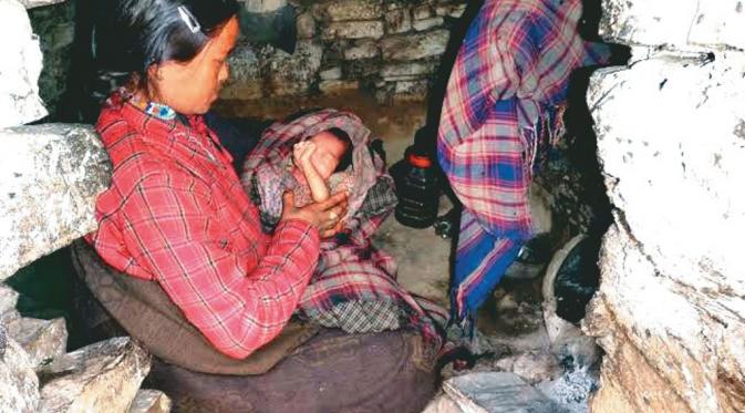 Ibu yang baru melahirkan juga menjadi target praktik chhaupadi di Nepal (Himalayan Times)
