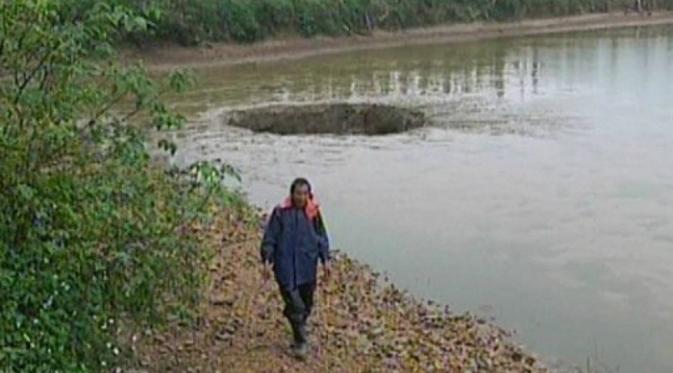 Penduduk setempat menyalahkan adanya aktivitas pertambangan di sekitar daerah tersebut hingga memunculkan lubang menganga di kolam Pak Yang.(Shanghaiist.com)