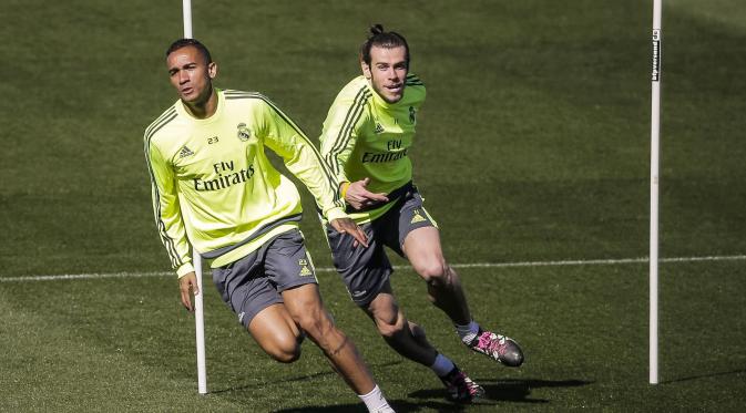 Dua pemain Real Madrid, Gareth Bale (kanan) dan Danilo da Silva, menjalani sesi latihan di kompleks pemusatan latihan Valdebebas, kemarin. Keduanya melakukan persiapan jelang partai kontra Barcelona, di Estadio Camp Nou, Minggu (3/4/2016) dini hari WIB.  