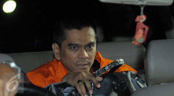Ketua Komisi D DPRD DKI Jakarta dari partai Gerindra M Sanusi  saat masuk dalam mobil tahanan usai di periksa sebagai tersangka di KPK, Sabtu, dini hari (2/4). (Liputan6.com/Helmi Afandi)