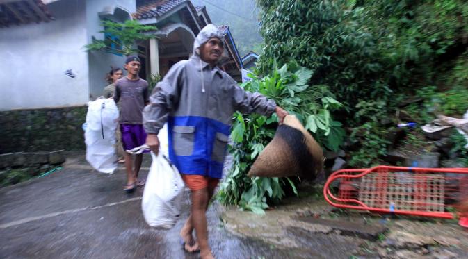 Warga Desa Clapar, Kecamatan Madukara, Banjarnegara, Jawa Tengah mengungsi karena tanah longsor(Liputan6.com/ Aris Andrianto)