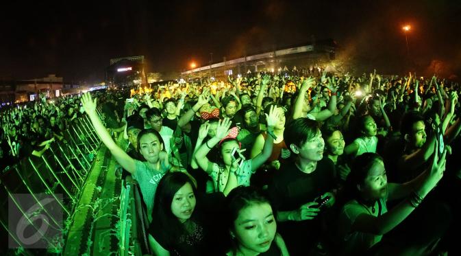 Para penonton saat menikmati musik  Dj Hardwell yang bertajuk  I AM HARDWELL– UNITED WE ARE WORLD TOUR di Ecopark, Jakarta, Sabtu (3/4/2016). Konser Hardwell dimulai pukul 9 tadi malam ini di Pantai Karnaval Ancol, Jakarta. (Liputan6.com/Faizal Fanani)
