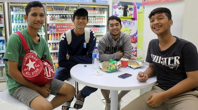 Warga Jakarta, seperti sekelompok pria muda di gerai 24 jam ini, ikut angkat bicara terkait duel Arema vs Persib pada final Torabika Bhayangkara Cup 2016. (Bola.com/Gerry Anugrah Putra)