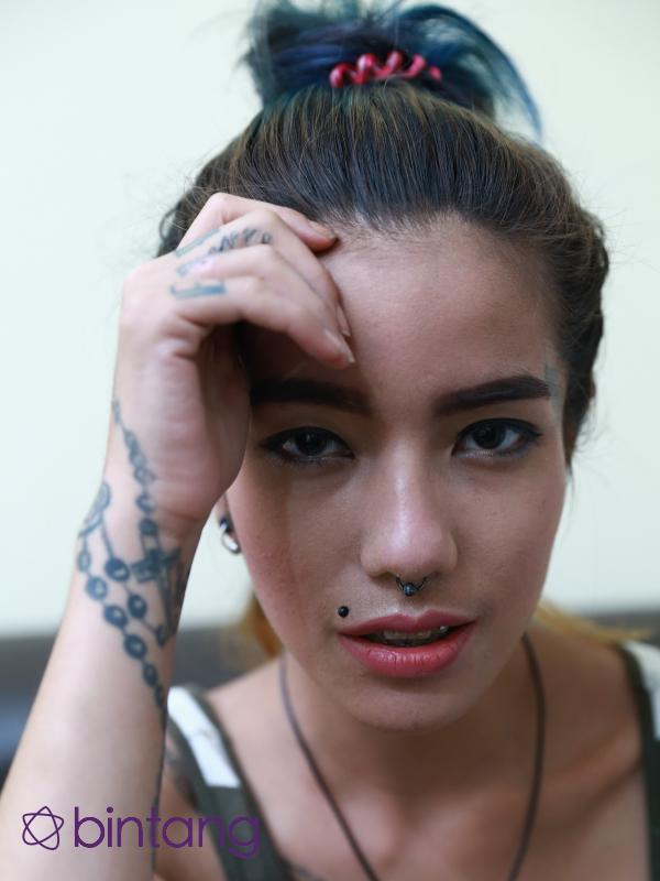 Setelah resmi pindah ke Bali, Sheila Marcia menekuni usaha bisnis sulam alis, bibir dan tatto. (Galih W. Satria/Bintang.com)