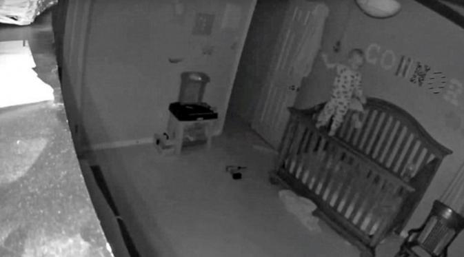 Video diambil oleh kamera bayi yang terpasang di ruang tidurnya. (dailymail)