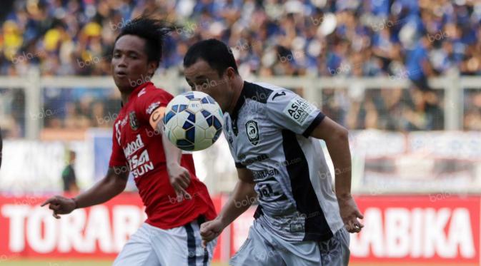 Pemain Sriwijaya FC, Yu Hyun Hoo (kanan) mencoba melewati pemain Bali United, Sukadana pada perebutan tempat ketiga final Torabika Bhayangkara Cup 2016 di Stadion Gelora Bung Karno, Jakarta, MInggu(3/4/2016). (Bola.com/Nicklas Hanoatubun)