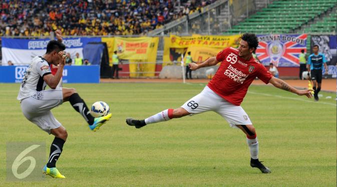 Penyerang Bali United, Lucas Garcia Benetao berebut bola dengan pemain Sriwijaya FC saat laga perebutan tempat ketiga Piala Bhayangkara 2016 di Stadion GBK Jakarta, Minggu (3/4/2016). Sriwijaya unggul 2-0. (Liputan6.com/Helmi Fithriansyah)