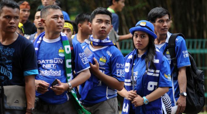 Bobotoh Persib Antre tiket (Liputan6.com/Helmi Fitriansyah)