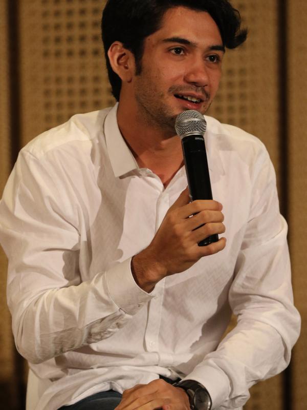 Aktor Reza Rahadian memberi sambutan pada saat  acara Monolog 'Wajah Prempuan'  di auditorium galeri Indonesia Kaya, Jakarta, Minggu (03/04/2016).