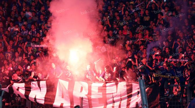 Suporter Aremania  mendukung timnya berlaga pada final Torabika Bhayangkara Cup 2016 di Stadion Utama Gelora Bung Karno, Jakarta, Minggu (3/4/2016). (Bola.com/Nicklas Hanoatubun)