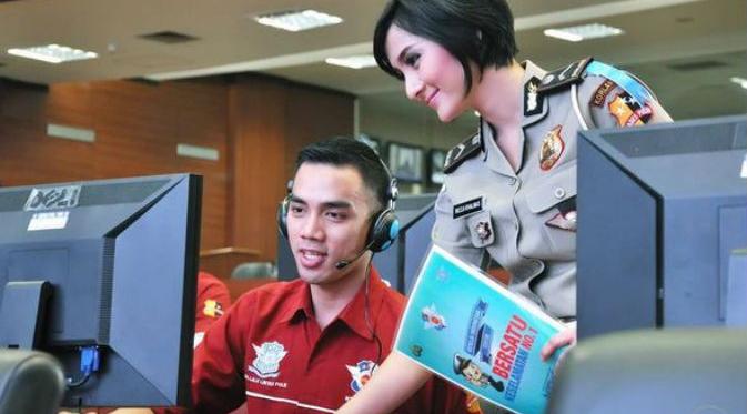 Ricca Khalmas, polisi wanita cantik pembawa trofi Torabika Bhayangkara Cup 2016 (Instagram)