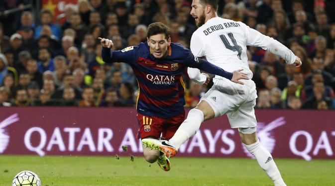 Aksi bek Real Madrid, Sergio Ramos (kanan) saat menjegal pergerakan striker Barcelona, Lionel Messi, pada lanjutan laga La Liga 2015-2016, di Estadio Camp Nou. Penampilan konsisten lini belakang El Real dianggap menjadi kunci keberhasilan menuai kemenanga