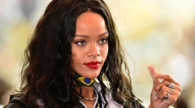 Rihanna menangis saat melihat VT yang diputarkan saat ia akan menerima penghargaan. 