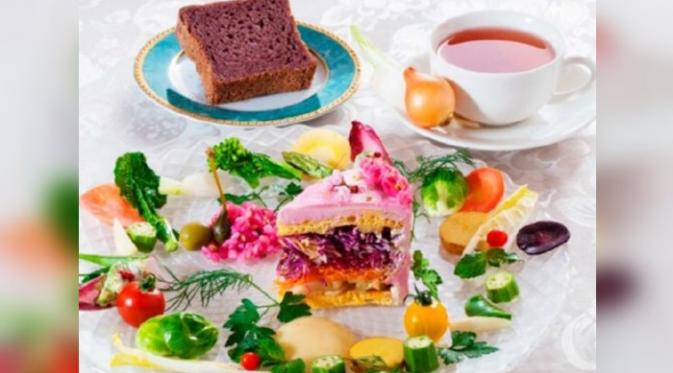 Satu set makanan lengkap yang terdiri dari sepotong kue dan teh sayuran (Foto: News.com.au).