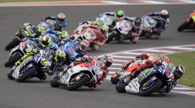 Para pembalap MotoGP melahap salah satu tikungan di Sirkuit Termas de Rio Hondo pada ajang tahun lalu. (AFP/Juan Mabromata)