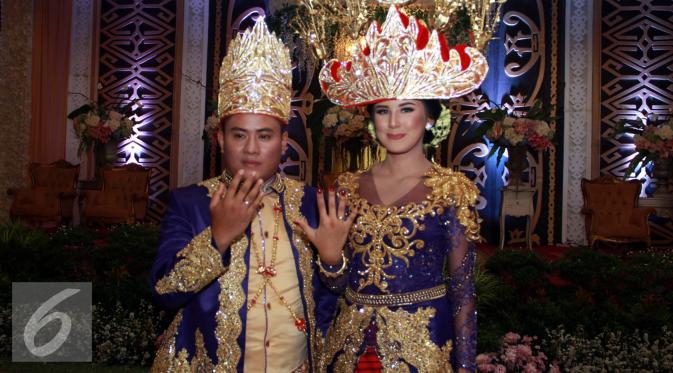 Selena Alesandra dan suami, Akhmad Febry Marzulie Nara di sela-sela acara resepsi pernikahan di Jakarta, 3 April 2016. [Foto: Sapto Purnomo/Liputan6.com]