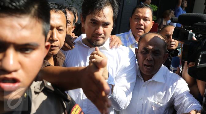 Pedangdut sekaligus tersangka kasus pencabulan, Saipul Jamil alias Ipul berjalan keluar dari Kejaksaan Negeri Jakarta Utara, Senin (4/4).  (Liputan6.com/Herman Zakharia)