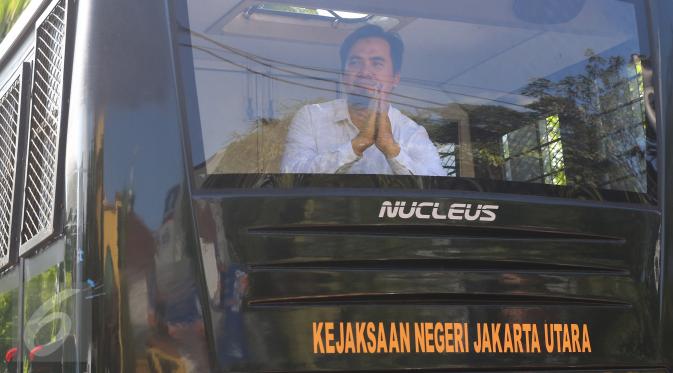 Pedangdut sekaligus tersangka kasus pencabulan, Saipul Jamil alias Ipul saat akan meninggalkan Kejaksaan Negeri Jakarta Utara, Senin (4/4).  (Liputan6.com/Herman Zakharia)