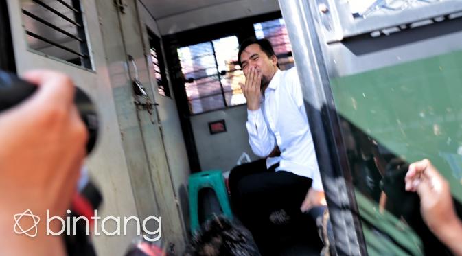 Tak hanya melampaikan tangan, mantan suami Dewi Perssik ini pun terlihat beberapa kali mengumbar senyum. Bahkan sempat memberikan salam 'kiss bye'. (Adrian Putra/Bintang.com)