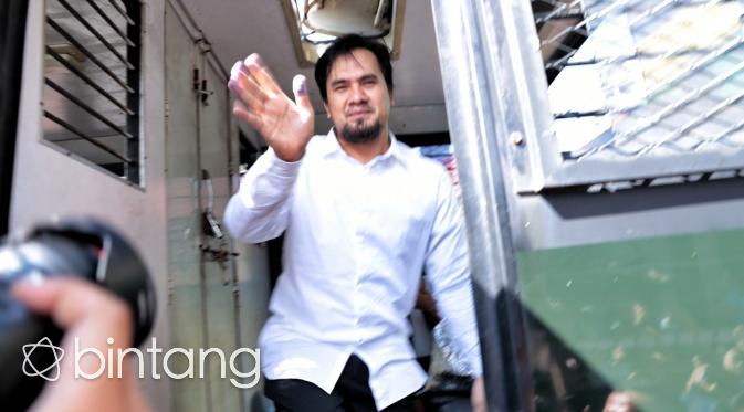 Senin (4/4/2016) siang, setelah menjalani pemerikasaan sekitar tiga jam, Saipul Jamil resmi dipindahkan ke Lapas Cipinang. (Adrian Putra/Bintang.com)