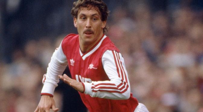  Saat membela Arsenal pada 1980-1988, Kenny Sansom pernah melabuhkan gelar bergengsi Piala Liga Inggris 1987. (istimewa)
